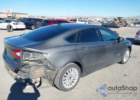 2014 Ford Fusion Energi Titanium z USA, uszkodzony, nr VIN 3FA6P0SU1ER337439